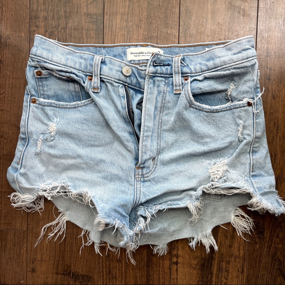 Abercrombie and Fitch High Rise Mom Short Light Wash Distressed Size 26